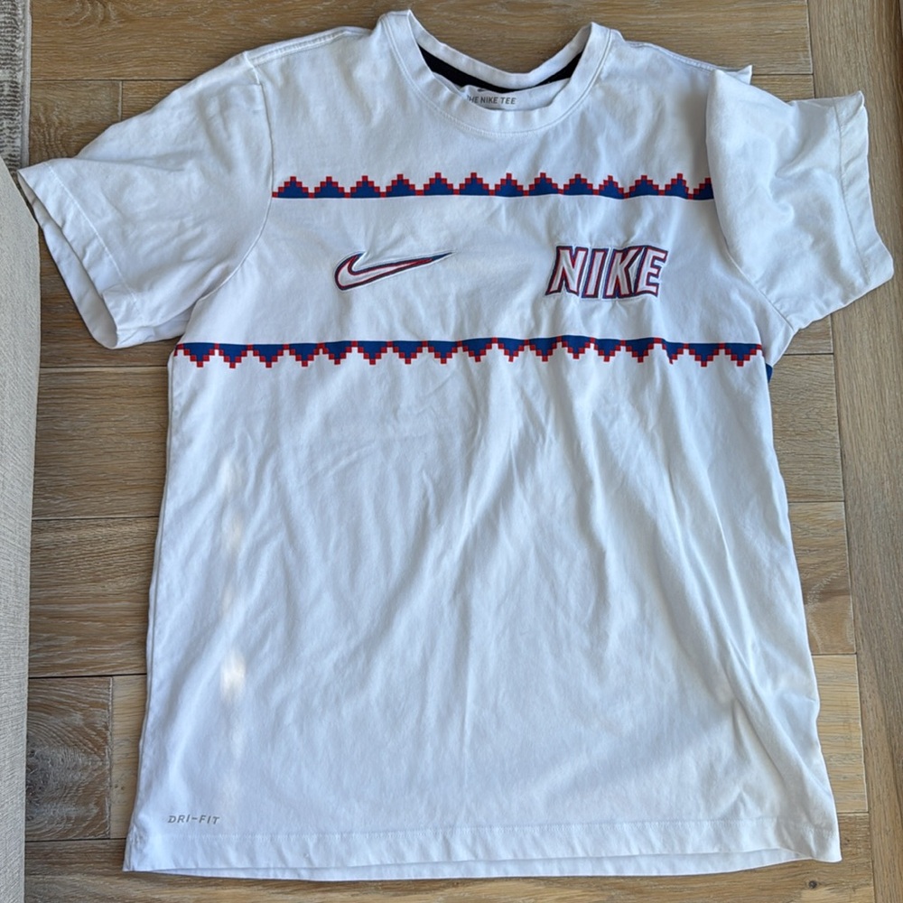 The Nike Tee Dri-Fit DNA Aztec Large EUC